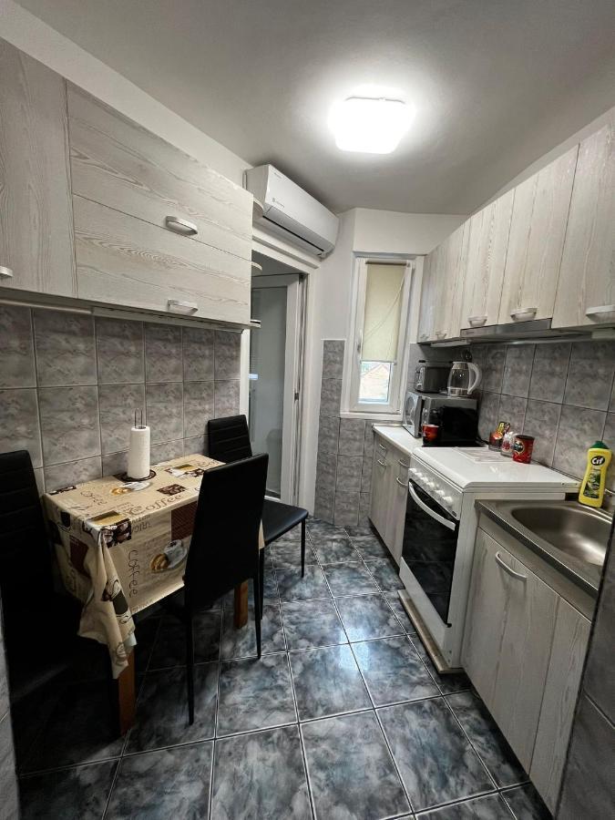 Ene Apartment Oradea Bagian luar foto